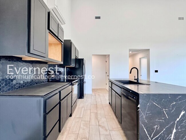 Building Photo - 2 Bed, 2 Bath Home with Garage / Pet-Friendly / Available Now!