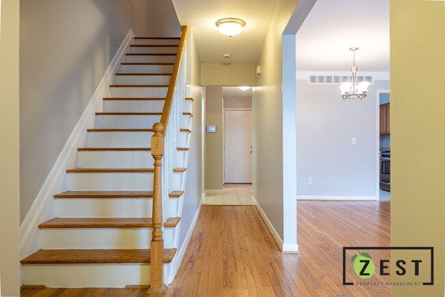 Building Photo - Beautiful 2 Bed 1.5 Bath Townhome available August 15th!