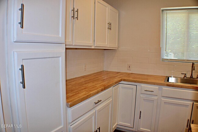 Building Photo - 1214 Stockwell Ln
