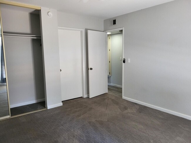 Building Photo - SUPER CLEAN & CUTE 2 BED 2 BATH