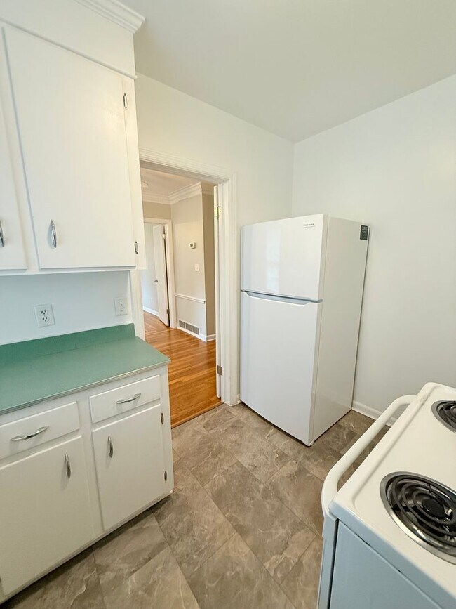 Building Photo - Quaint Upstairs 2 Bedroom