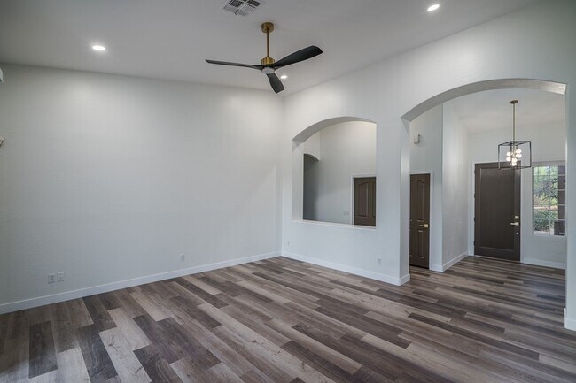 Building Photo - Gorgeous Home in Tatum Vista!