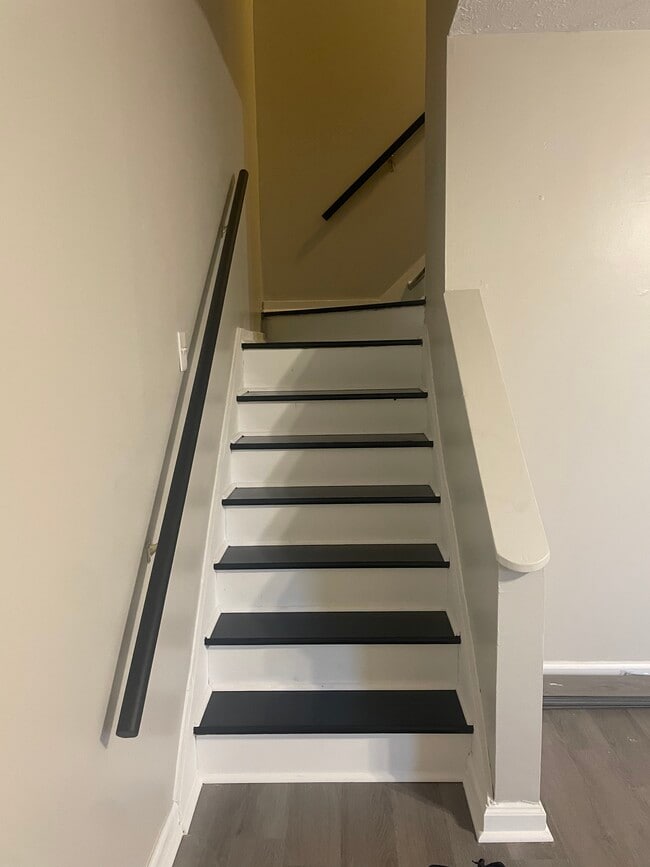 Building Photo - 221 Fountain Dr