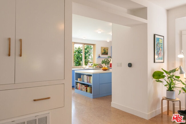 Building Photo - 5676 Hub St