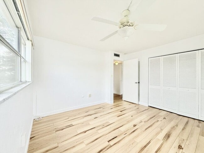 Building Photo - 445 32nd Ave N