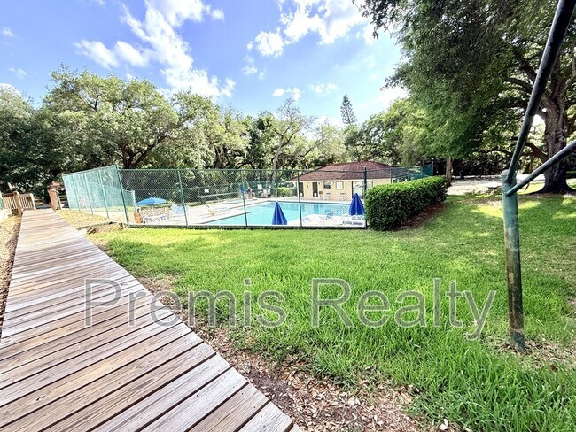 Building Photo - 2607 6th Ct