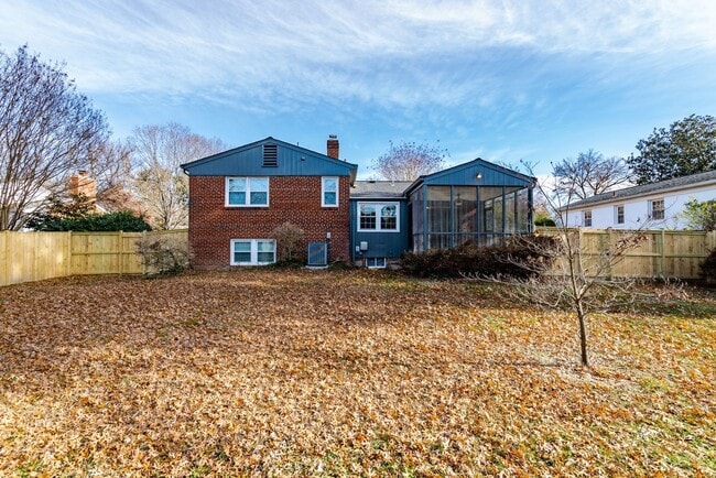 Building Photo - Gorgeous 4 Bed 3 Bath Brick Home In Serene Hollindale