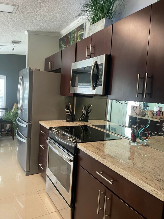 Building Photo - 817 Sunglow St