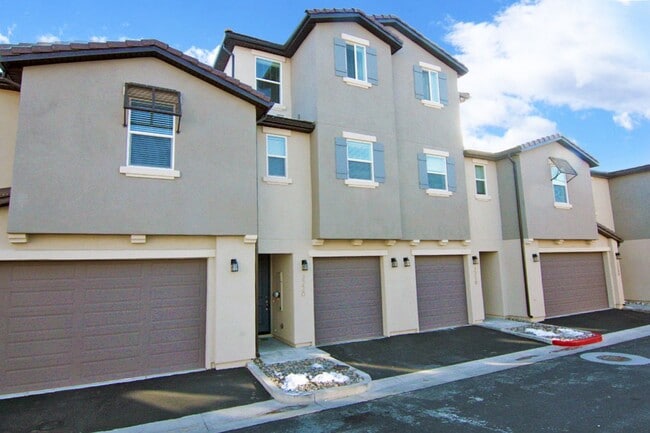 Building Photo - Clean, modern, move-in ready townhouse!