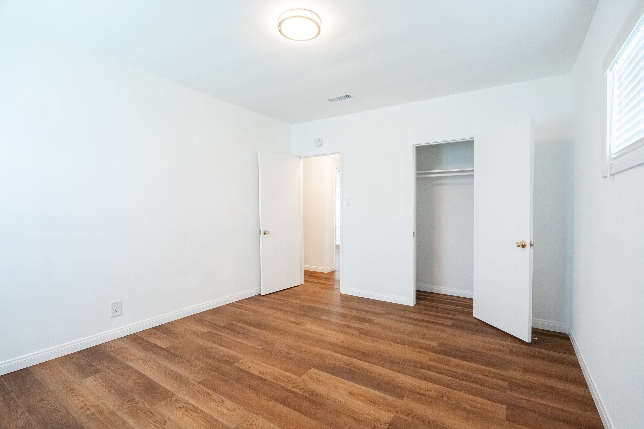 Building Photo - 15942 Devonshire St