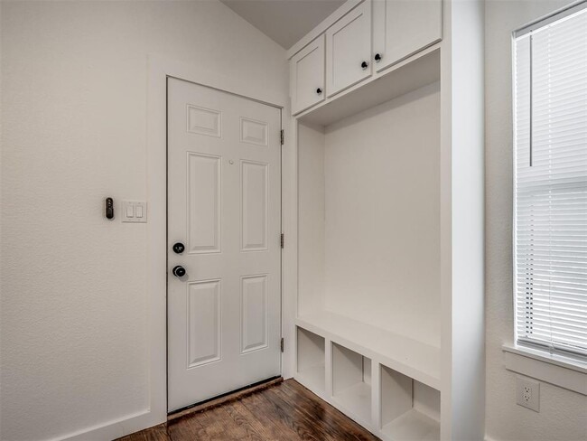 Building Photo - 131 W Acres St