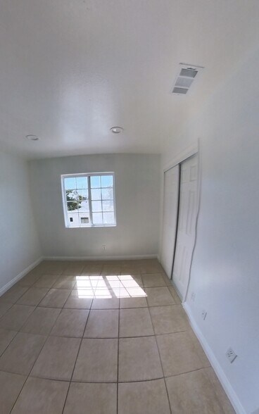 Building Photo - 1302 S Willowbrook Ave