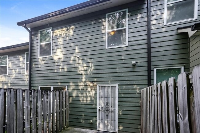 Building Photo - 2860 Ridgeview Dr