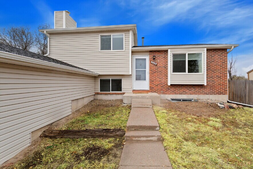 Building Photo - Corner Lot Charmer Near Fort Carson & Pete...