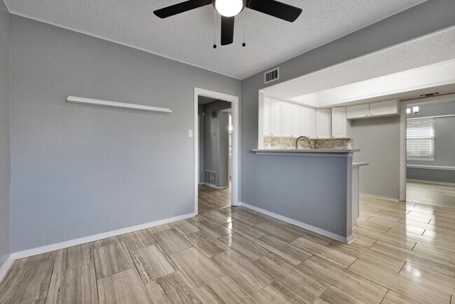 Building Photo - Beautiful home available in Castle Hills!