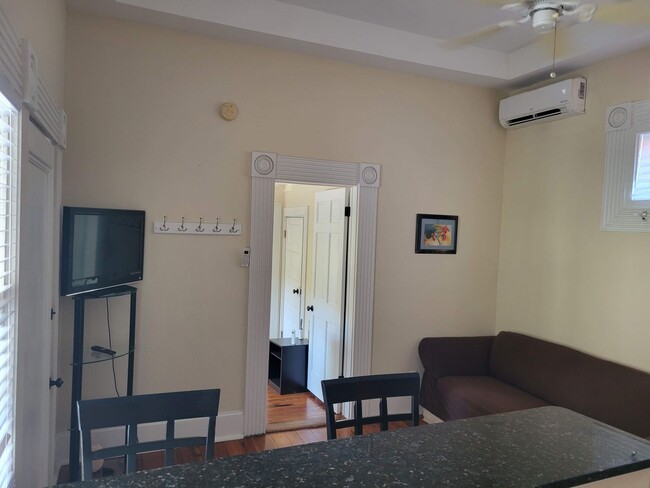 Building Photo - Cute 1 Bedroom Available Downtown with Pri...