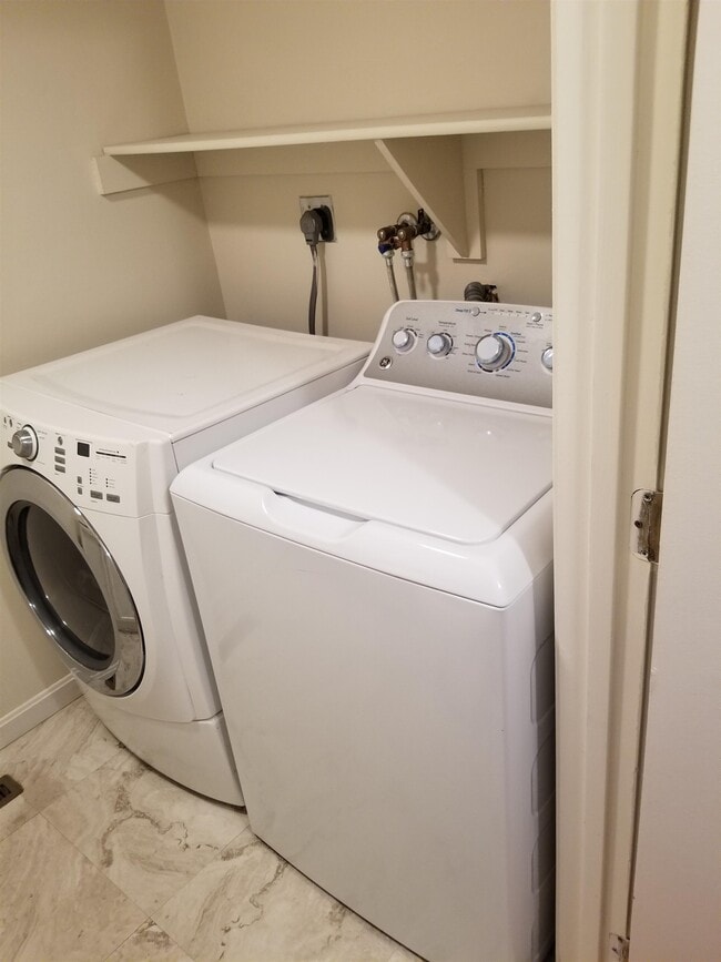 Building Photo - 15 Winding Pond Rd