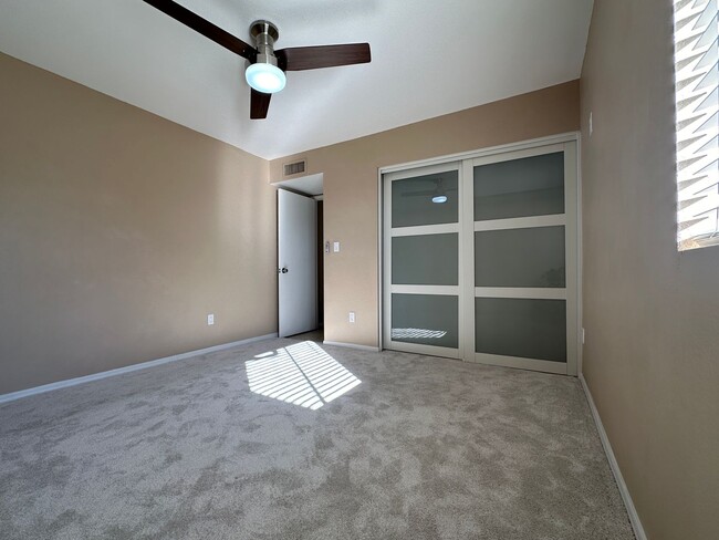 Building Photo - Scottsdale, 3 bed, 2 bath, 2 car garage, 1...