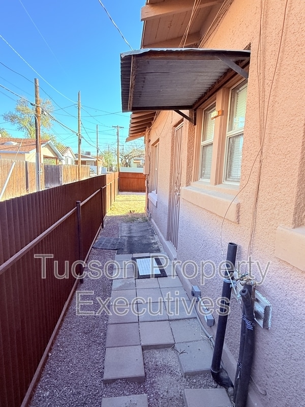 Building Photo - 724 E Drachman St