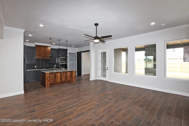 Building Photo - 504 Country Club Dr
