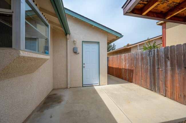 Building Photo - 885 Peregrine Ln
