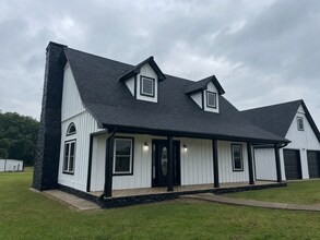 Building Photo - Home on Acreage!