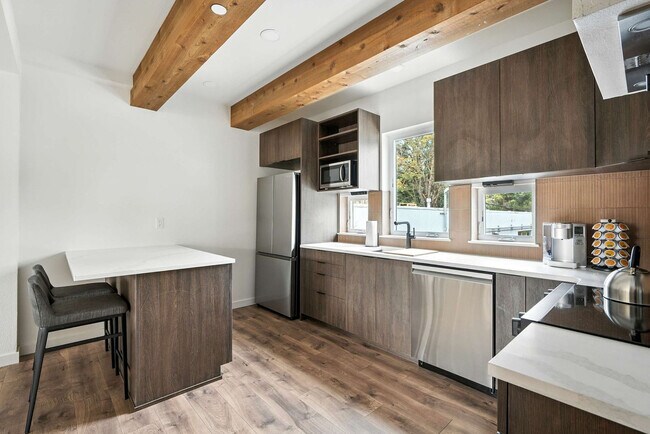 Building Photo - 925 NE 23rd Ave