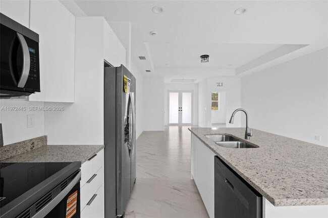 Building Photo - 1923 Sunniland Blvd