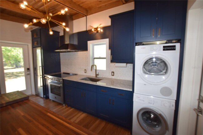 Building Photo - 1918 Sunset Ln