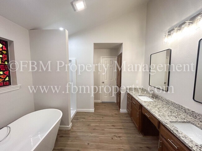 Building Photo - 806 Cresside Ln