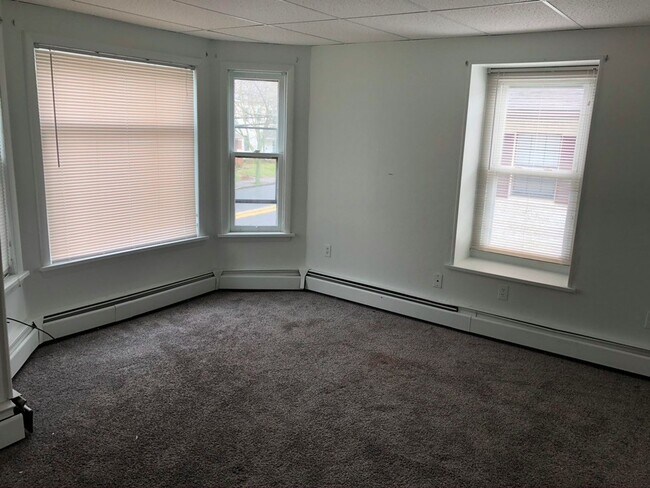 Building Photo - 153 Main St