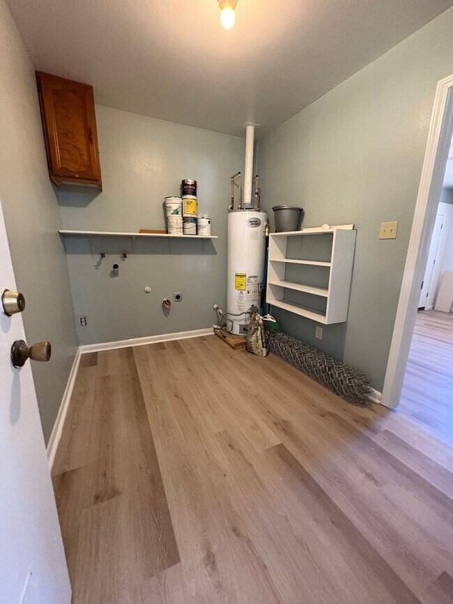 Building Photo - Gorgeous 4 bedroom/1.5 bath house with Cen...