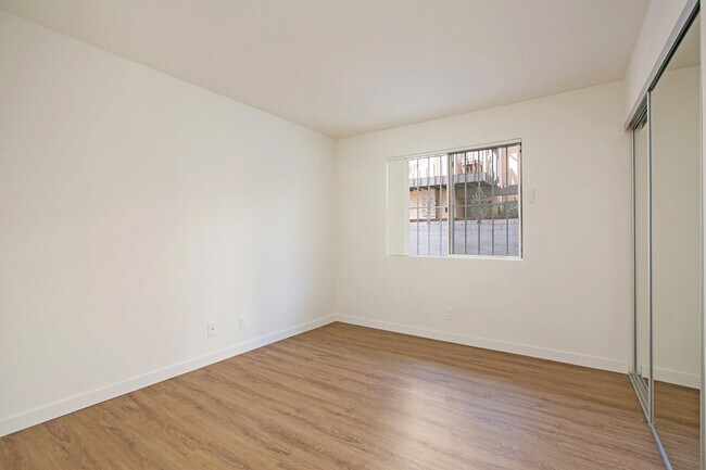 Building Photo - REMODELED 2BD/1BA BEAUTIFUL CROWN POINT CONDO! ONLY $3,795/MO