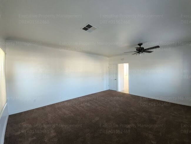 Building Photo - Move in ready. 3 bedrooms/ 1.5 bath, yard,...