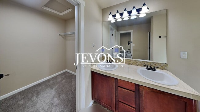 Building Photo - Spacious 5-bedroom home in a great community with 2-car garage, washer and dryer, just minutes fr...