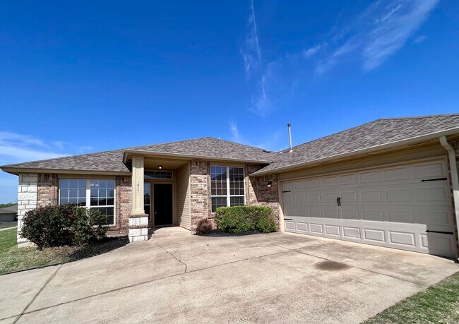 Building Photo - Beautiful home in Heatherwood addition in Moore!