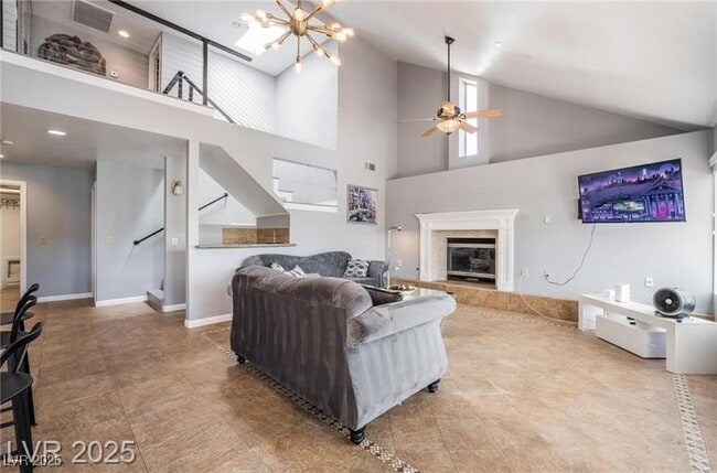 Building Photo - 3003 La Mesa Dr