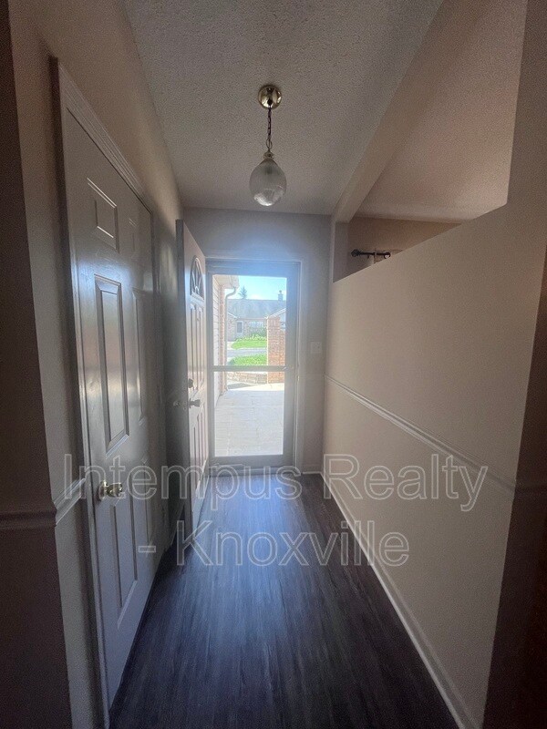 Building Photo - 813 Villaview Way