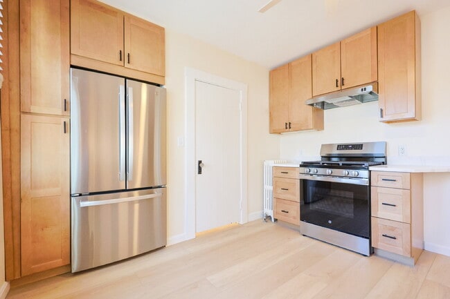 Building Photo - Stunning, Renovated, Spacious 2 Bed / 1 Bath in North Quincy