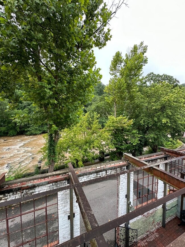Building Photo - 1 bedroom condo on the river