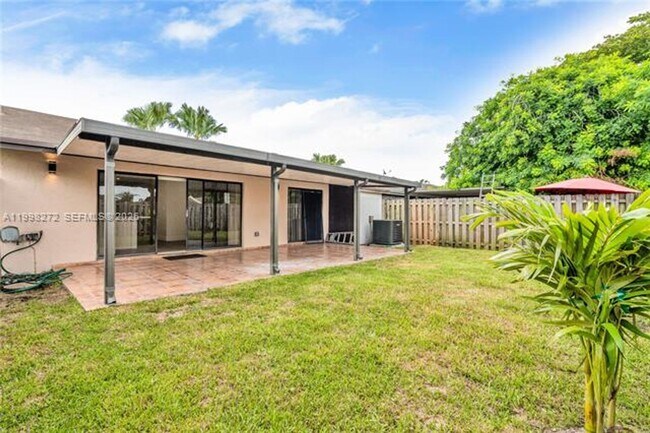 Building Photo - 4736 SW 136th Pl