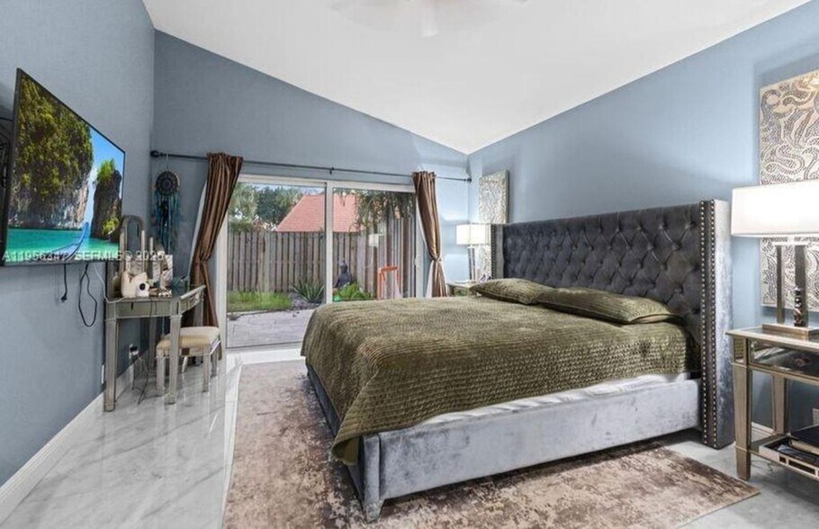 Building Photo - 6952 NW 27th Ct