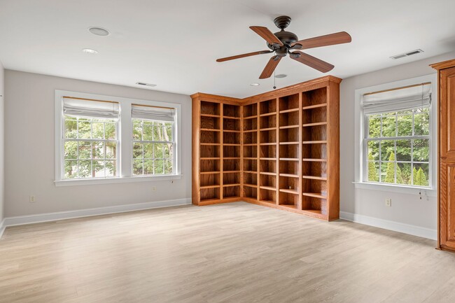 Building Photo - Spacious, Beautiful East Asheville Home