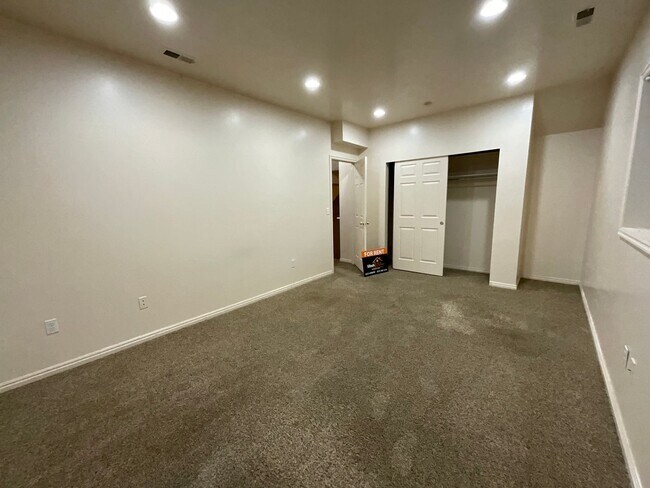 Building Photo - 1097 E 5100 S