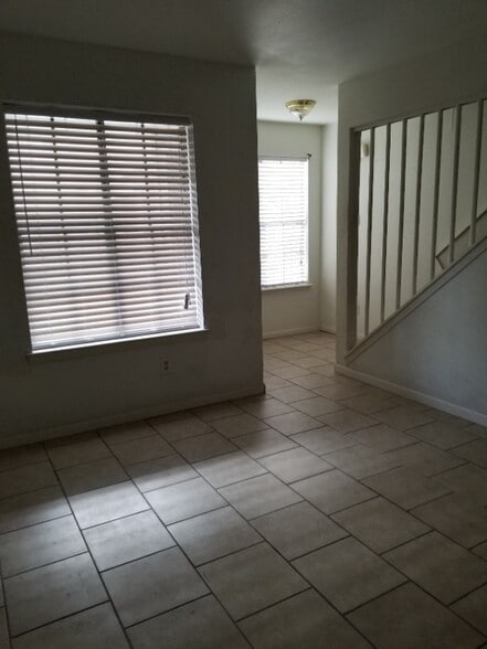 Building Photo - 1102 Verde Dr