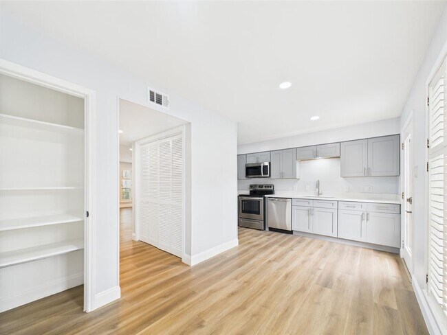 Building Photo - 10380 Briar Forest Dr