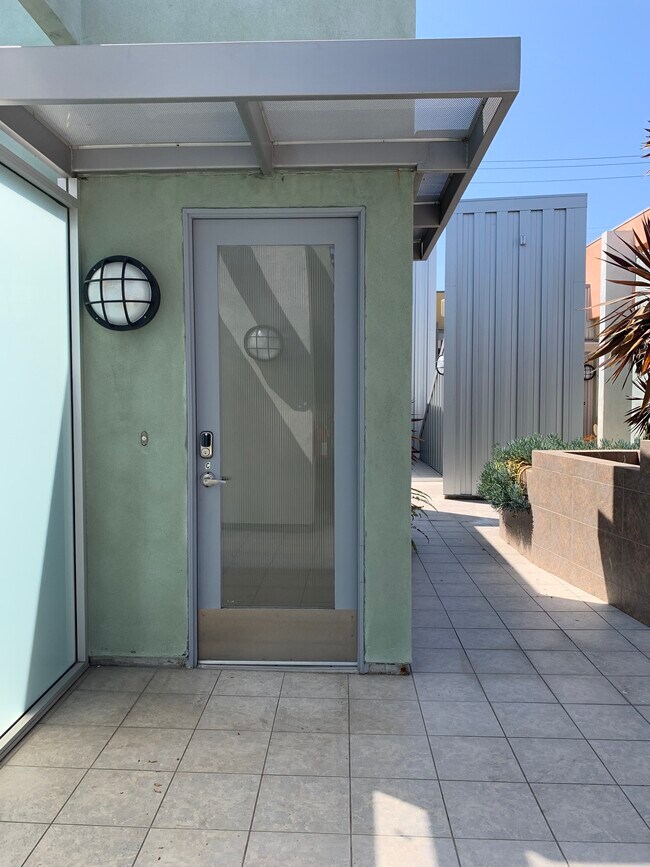 Building Photo - 3107 Santa Monica Blvd