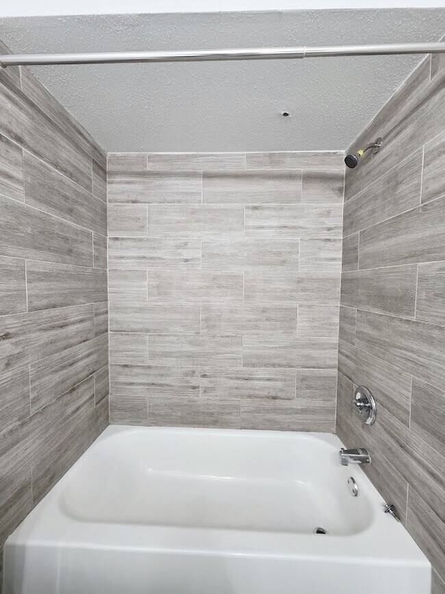 Building Photo - 2845 Winkler Ave