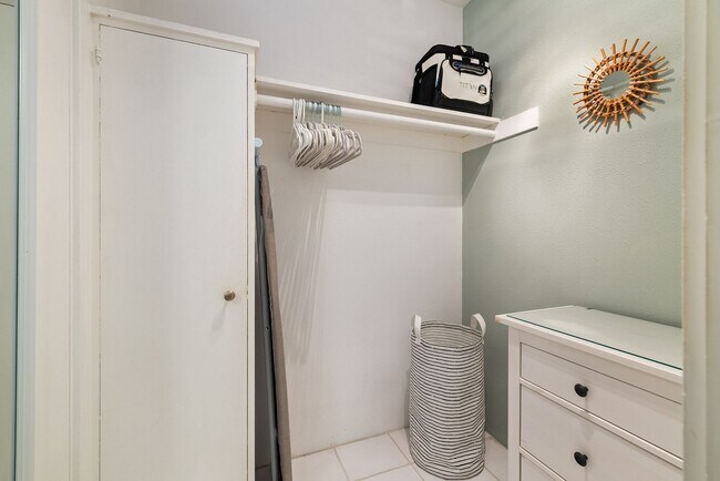 Building Photo - Fully Furnished beautiful Studio- ALL util...