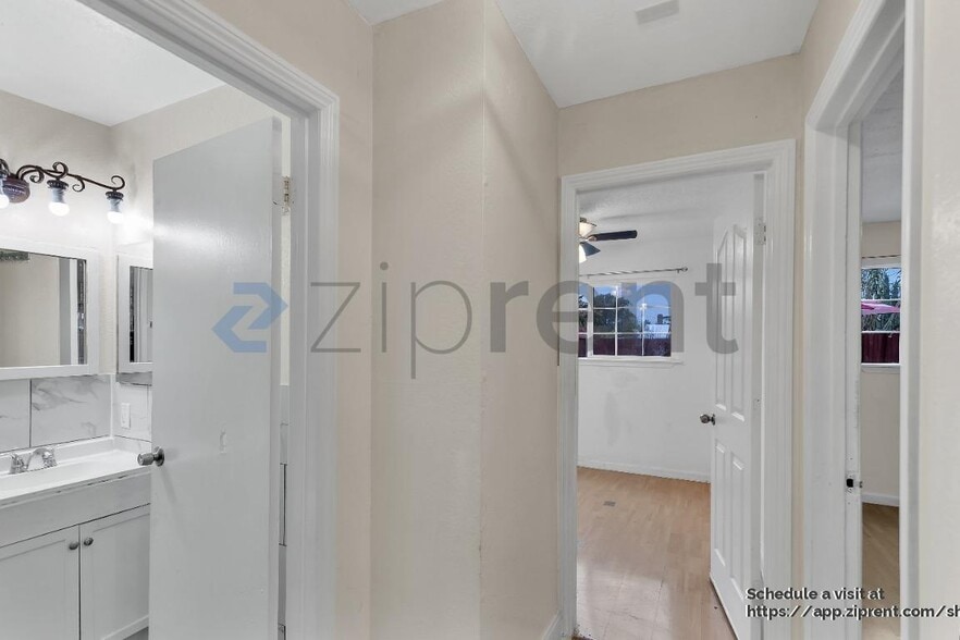 Building Photo - 1659 Knickerbocker Dr